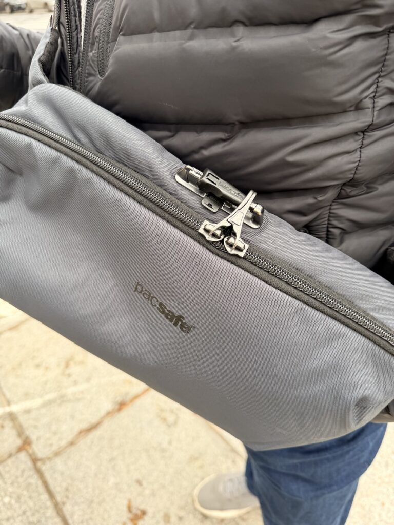 anti-theft lockable zippers travel bag