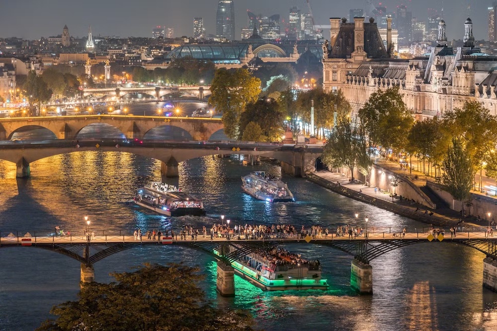 Best Seine Dinner Cruises in Paris (2026) 2 Bateaux Mouches dinner cruise exteriior with panoramic views of illuminated Paris